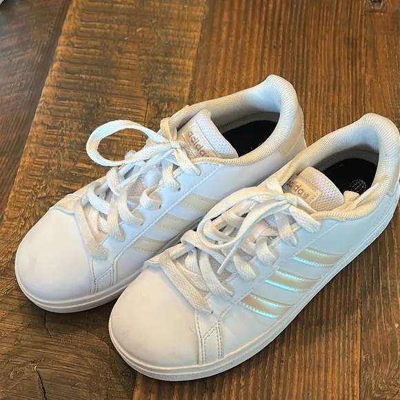 Adidas Kids Grand Court 2.0 Sneaker (Big Kid). Size 2.5- EUC