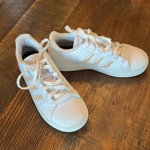 Adidas Kids Grand Court 2.0 Sneaker (Big Kid). Size 2.5- EUC