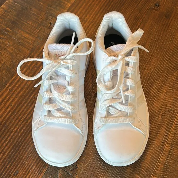 Adidas Kids Grand Court 2.0 Sneaker (Big Kid). Size 2.5- EUC