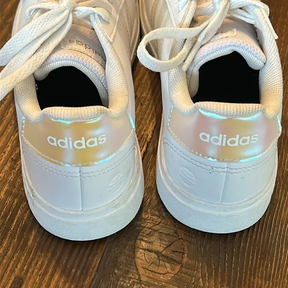 Adidas Kids Grand Court 2.0 Sneaker (Big Kid). Size 2.5- EUC