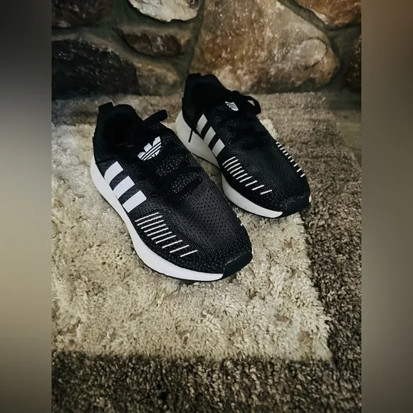 ADIDAS swift run 22 running shoes. Size 6. Excellent condition.