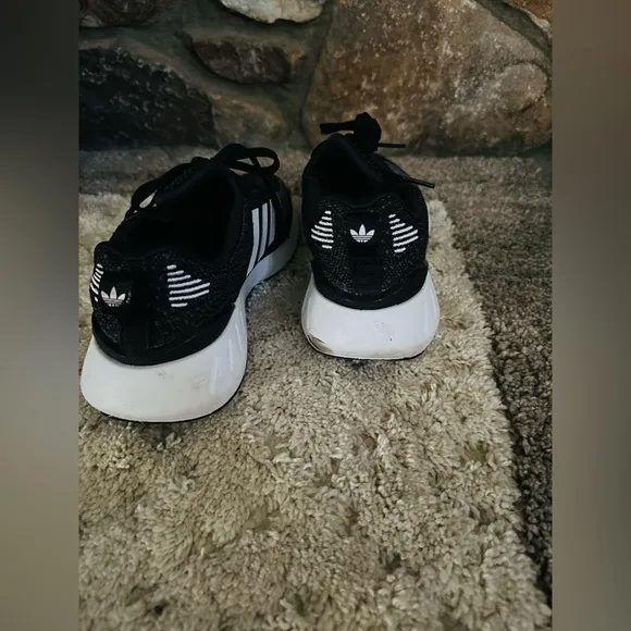 ADIDAS swift run 22 running shoes. Size 6. Excellent condition.