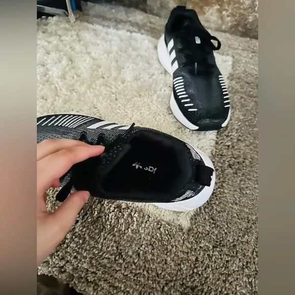 ADIDAS swift run 22 running shoes. Size 6. Excellent condition.