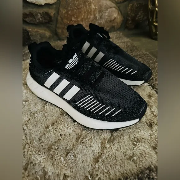 ADIDAS swift run 22 running shoes. Size 6. Excellent condition.