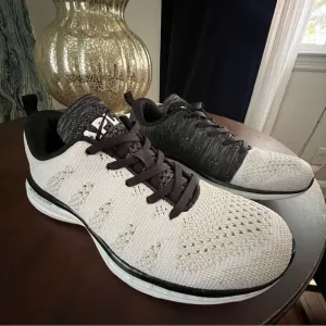 APL Women's 7.5 TechLoom Pro X Sneakers Running Shoes EUC White Black
