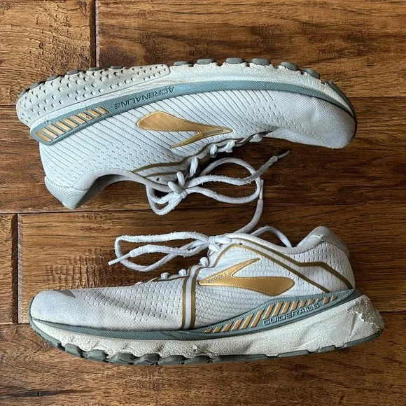 Brooks Adrenaline GTS 20 Road Running Shoes White Gray Gold Womens Size 9.5