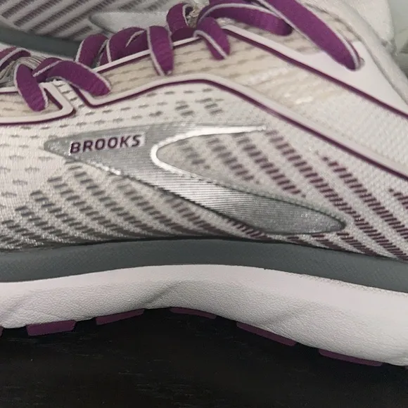 BROOKS WOMEN'S GHOST 12  RUNNING SHOE White Gray Purple Sz 9.5 Removable insoles