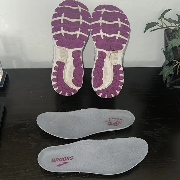 BROOKS WOMEN'S GHOST 12  RUNNING SHOE White Gray Purple Sz 9.5 Removable insoles