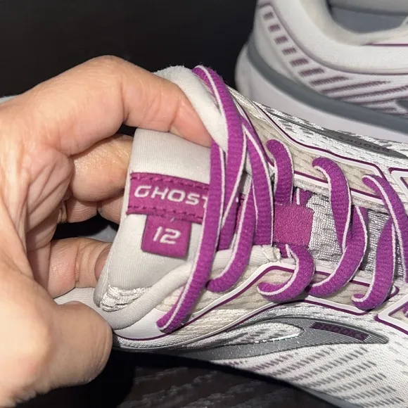 BROOKS WOMEN'S GHOST 12  RUNNING SHOE White Gray Purple Sz 9.5 Removable insoles