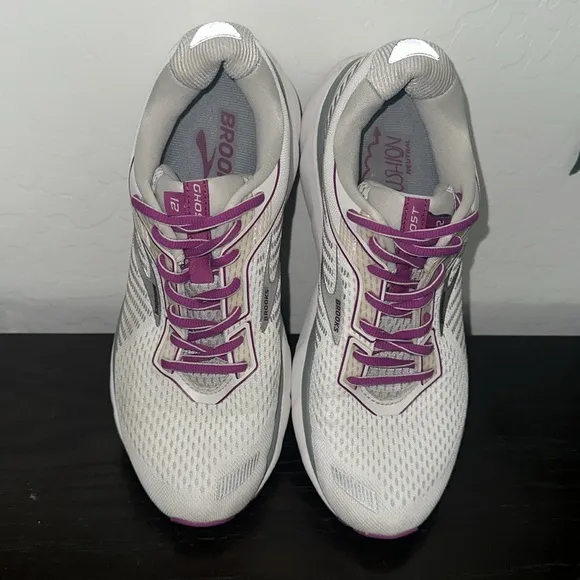 BROOKS WOMEN'S GHOST 12  RUNNING SHOE White Gray Purple Sz 9.5 Removable insoles