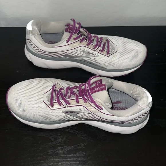 BROOKS WOMEN'S GHOST 12  RUNNING SHOE White Gray Purple Sz 9.5 Removable insoles