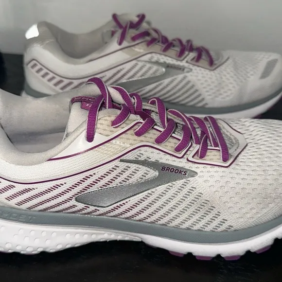 BROOKS WOMEN'S GHOST 12  RUNNING SHOE White Gray Purple Sz 9.5 Removable insoles