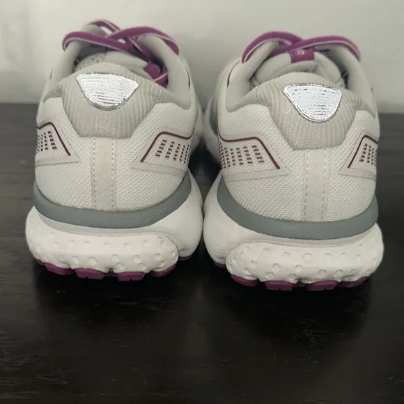 BROOKS WOMEN'S GHOST 12  RUNNING SHOE White Gray Purple Sz 9.5 Removable insoles