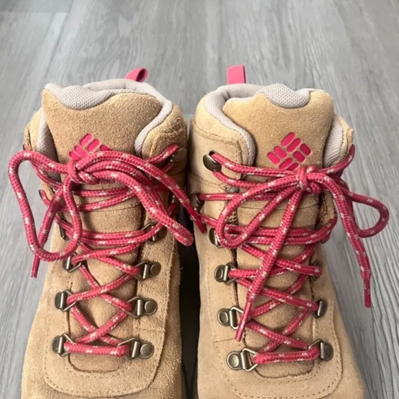 Columbia Women's Yoncalla Mid Suede Waterproof Hiking Boots, Camel Size 7