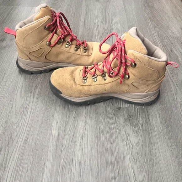 Columbia Women's Yoncalla Mid Suede Waterproof Hiking Boots, Camel Size 7