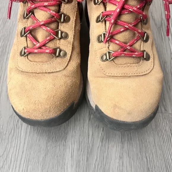 Columbia Women's Yoncalla Mid Suede Waterproof Hiking Boots, Camel Size 7