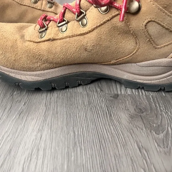 Columbia Women's Yoncalla Mid Suede Waterproof Hiking Boots, Camel Size 7