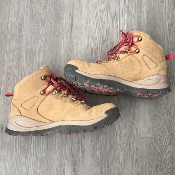 Columbia Women's Yoncalla Mid Suede Waterproof Hiking Boots, Camel Size 7