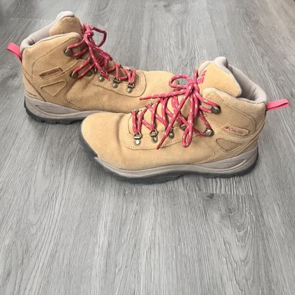 Columbia Women's Yoncalla Mid Suede Waterproof Hiking Boots, Camel Size 7