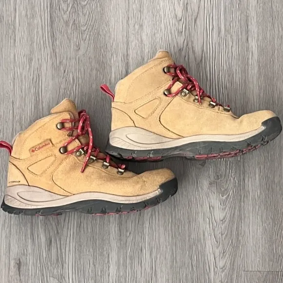 Columbia Women's Yoncalla Mid Suede Waterproof Hiking Boots, Camel Size 7