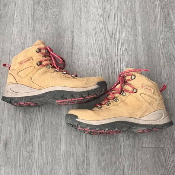 Columbia Women's Yoncalla Mid Suede Waterproof Hiking Boots, Camel Size 7