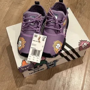 Cute Adidas Kids Originals X KEVIN LYONS NMD_R1 Shoes size 8.5k NWT