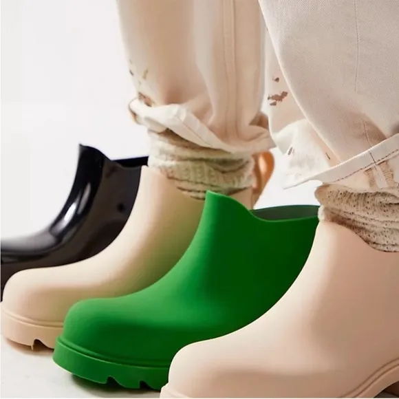 FREE PEOPLE HIGH STREET RAIN BOOTS SIZE 8. COLOR GRASS (GREEN). NEW IN BOX.