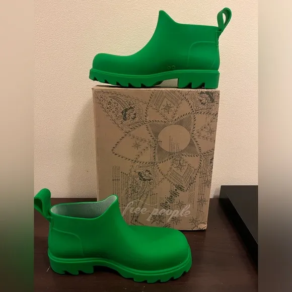 FREE PEOPLE HIGH STREET RAIN BOOTS SIZE 8. COLOR GRASS (GREEN). NEW IN BOX.