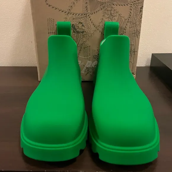 FREE PEOPLE HIGH STREET RAIN BOOTS SIZE 8. COLOR GRASS (GREEN). NEW IN BOX.