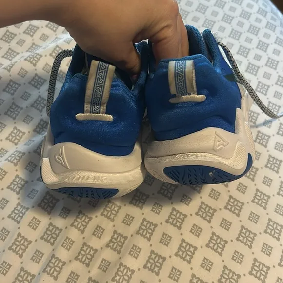 Giannis antetokoumpo Nike Kids Blue and White Basketball Shoes - 4Y