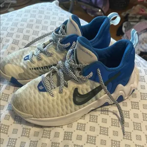 Giannis antetokoumpo Nike Kids Blue and White Basketball Shoes - 4Y