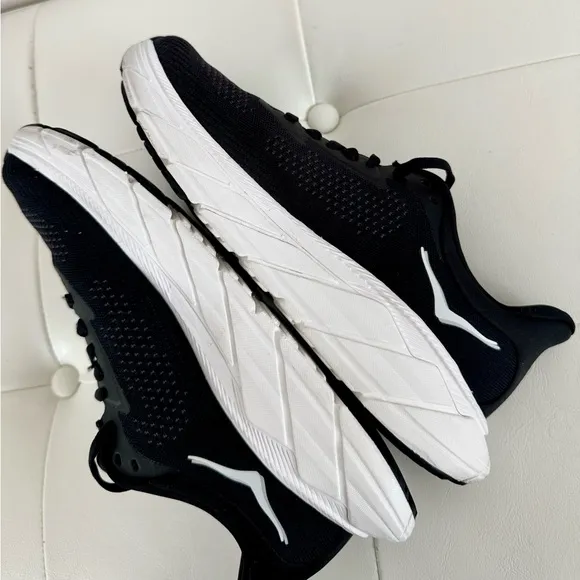 HOKA Arahi 7 Black