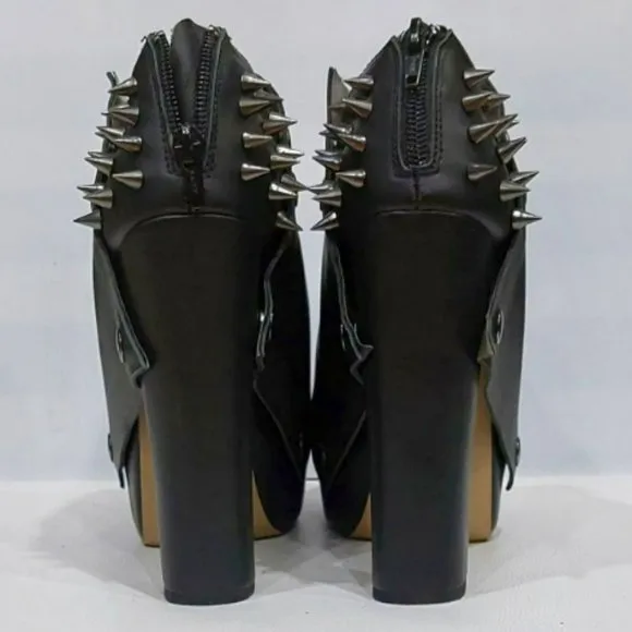 💥💥KILLER DESIGN💥💥Jenuine Leather Missy Spiked Platform Bootie in Black