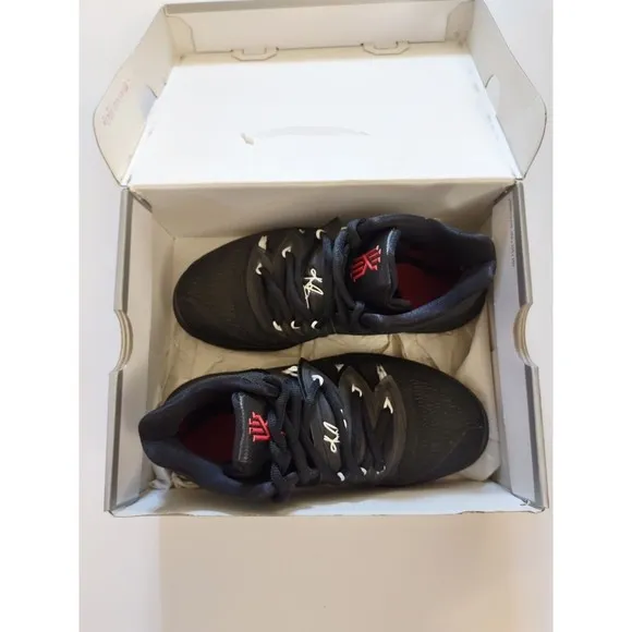 Kyrie 5 Nike (GS) Black / White Basketball Shoes, Size 4 Youth With Box