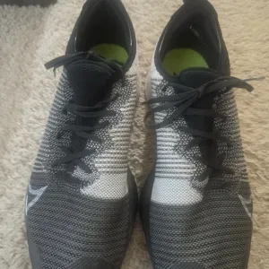 Men’s used Nike Temp black bolt white road running shoes size 11.5 Pre own i
