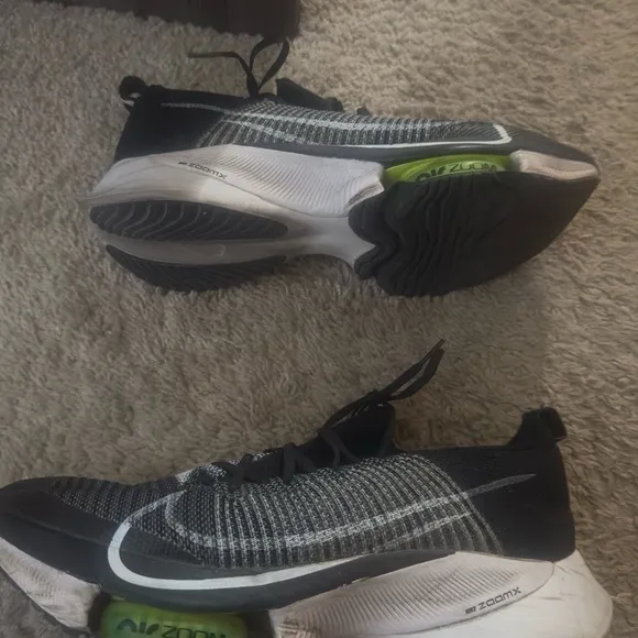 Men’s used Nike Temp black bolt white road running shoes size 11.5 Pre own i