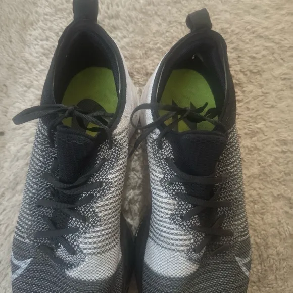 Men’s used Nike Temp black bolt white road running shoes size 11.5 Pre own i