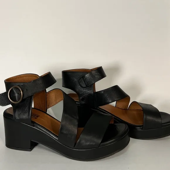 Miz Mooz Black Gill Leather Heeled Strappy Sandals, EU 40/US 9 - 9.5. Block heel