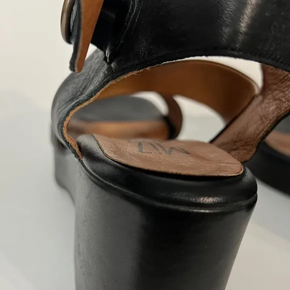 Miz Mooz Black Gill Leather Heeled Strappy Sandals, EU 40/US 9 - 9.5. Block heel