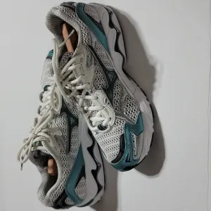 MIZUNO WAVE INSPIRE 4 WHITE SNEAKERS RUNNING TRAINERS WALKING SHOES WOMENS SZ 8