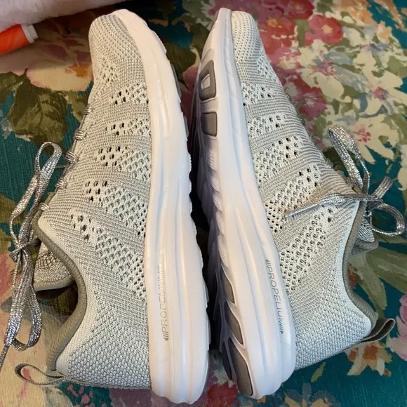 New APL Techloom Pro Metallic Silver Gray Athletic Shoes Sz 5.5