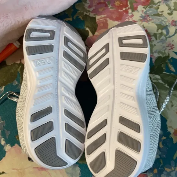 New APL Techloom Pro Metallic Silver Gray Athletic Shoes Sz 5.5