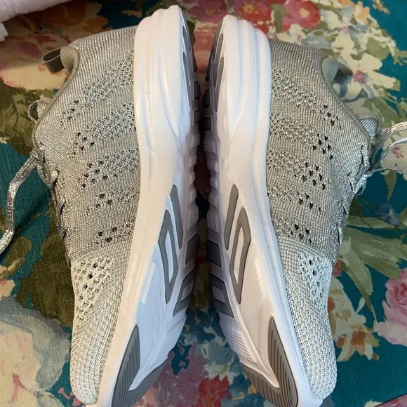 New APL Techloom Pro Metallic Silver Gray Athletic Shoes Sz 5.5