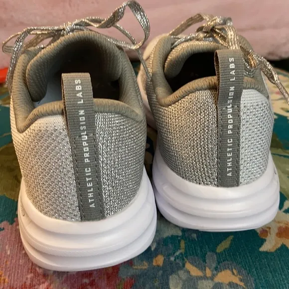 New APL Techloom Pro Metallic Silver Gray Athletic Shoes Sz 5.5