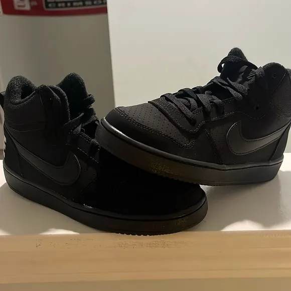 NEW!! Nike Court Borough black size 4.5Y