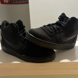 NEW!! Nike Court Borough black size 4.5Y