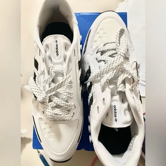 New with tag! Adidas LA trainer III 3 big kids