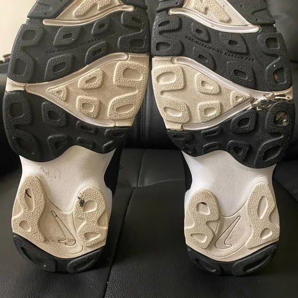 Nike air Deion Sanders Diamond Turf 2 size 6.5 youth 2011 shoes