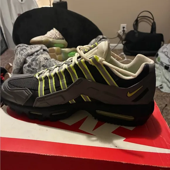 Nike Athletic Shoes White and Green Performance