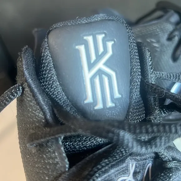Nike Basketball Shoes, Kyrie 5 (GS), Black Magic, Size 7Y